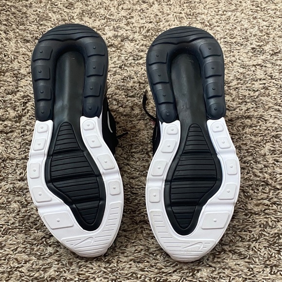 Nike Air Max 270 Black and White women’s Sneakers. Never usted